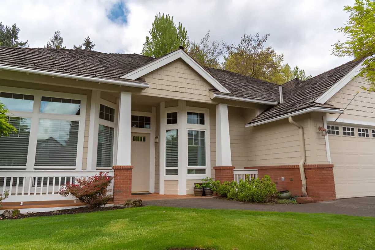 Freshly painted home exterior by a house painter in Largo, FL with a modern finish and improved curb appeal.